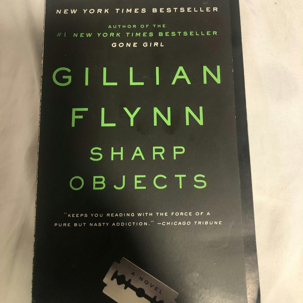 book by gillian flynn "sharp objects"
